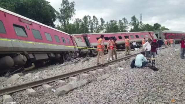 印度发生火车出轨事故 至少两人死亡