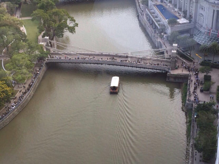 The queue to see the late Mr Lee Kuan Yew lying in state at Parliament House extends past the Fullerton hotel. Photo: Teo Xuanwei