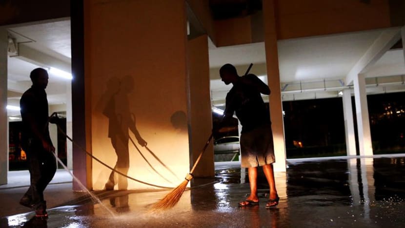 COVID-19: Waktu kerja tukang bersih lebih panjang, namun sebilangan tidak dibayar gaji kerja lembur COVID-19: Waktu kerja tukang bersih lebih panjang, namun sebilangan tidak dibayar gaji kerja lembur