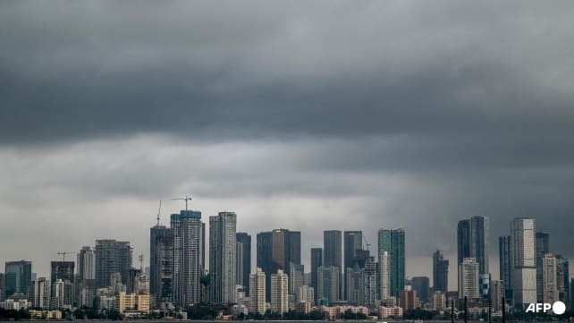 India's monsoon lashes Mumbai as rains arrive early