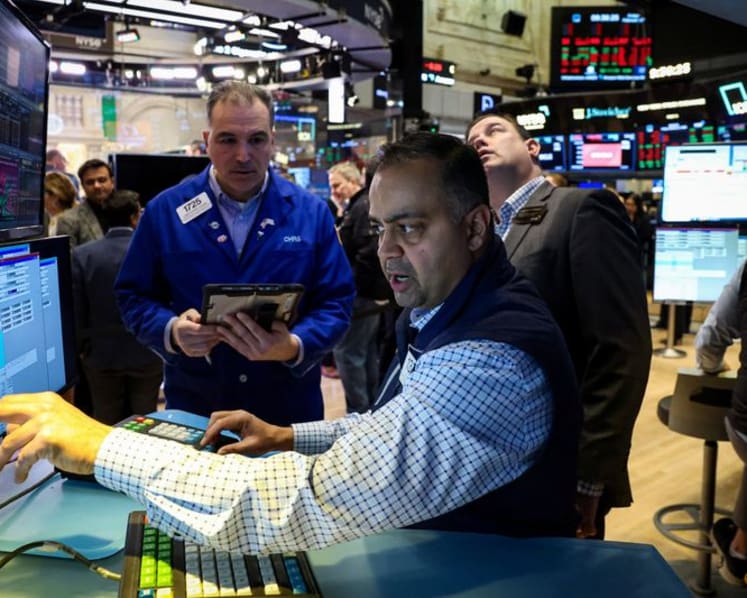 Stocks fall as investors mull AI disruptions, oil prices rise