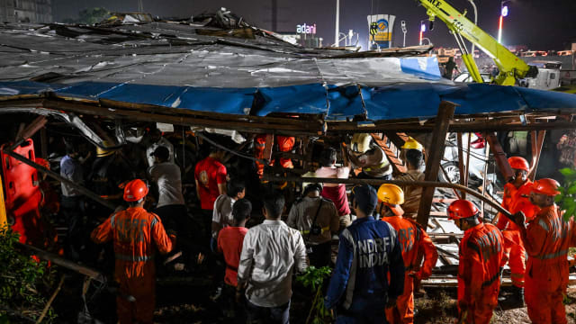 印度孟买巨型广告牌倒塌 12人死亡至少60人受伤