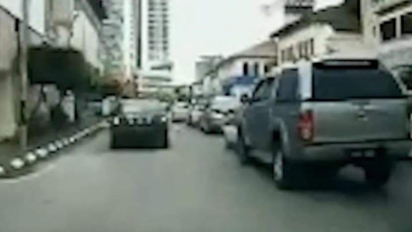 Kereta pacuan 4 roda hilang kawalan rempuh 10 kenderaan lain Kereta pacuan 4 roda hilang kawalan rempuh 10 kenderaan lain
