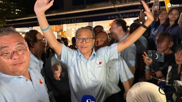 【GE2025】陈立峰走访后港咖啡店 呼吁支持者有序离开