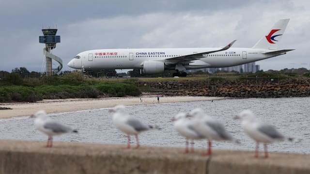 中国三大航空公司上半年料合亏90亿人民币