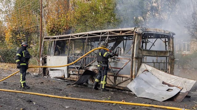 乌克兰两辆巴士遭炸毁 造成30人死亡