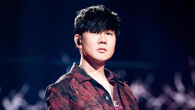 林俊杰卷劈腿疑云，和前绯闻女友庆生贴脸照曝光