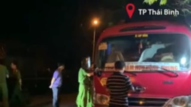 到校后没下车被困11小时 越五岁童身亡指甲缝渗血