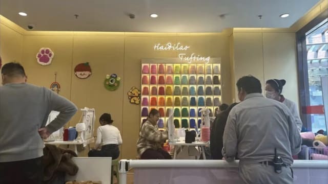 中国海底捞又出新招 吃火锅还能打毛线
