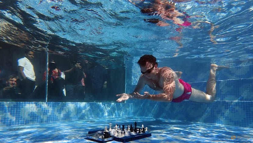 Chess-Niemann dives to victory as Freestyle Chess Finals start with underwater exhibition