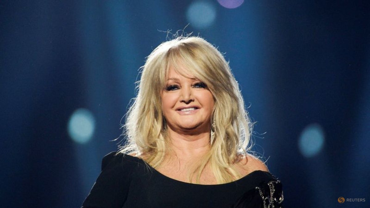 Crowds turn out for 'Total Eclipse' singer Bonnie Tyler's funeral