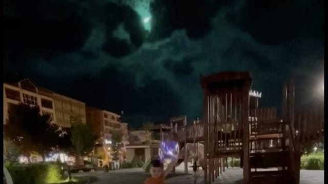 不明发光物掠过上空 土耳其多地夜空变白昼