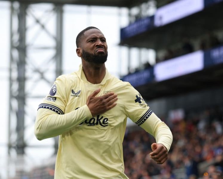 Everton striker Beto completes move to Fiorentina