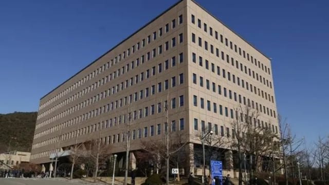 大批支持者抗议尹锡悦被捕 一名男子在韩国公调处外自焚身亡