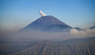 Gunung Semeru di Jawa Timur meletus sekurang-kurangnya 10 kali, abu cecah 900 meter