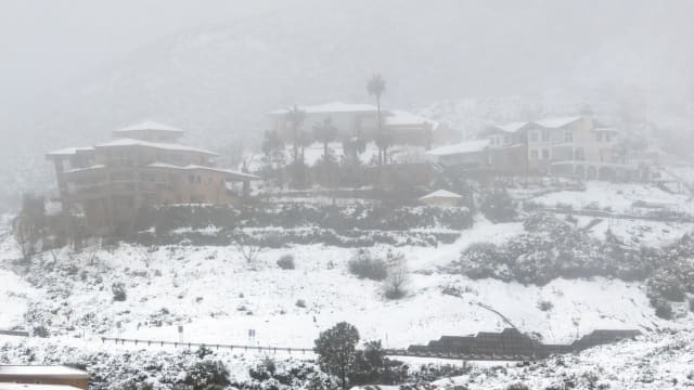 美国遭受暴风雪 近8万5000个家庭和企业电力中断