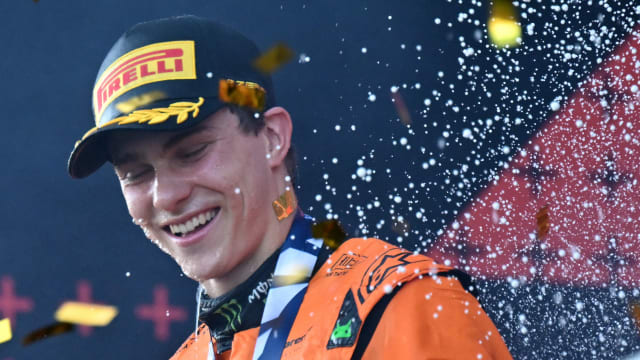 F1阿塞拜疆大奖赛：迈凯伦车手皮亚斯特里夺冠