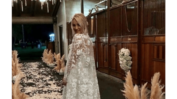 Kaley Cuoco's wedding dress took '400 hours to make' - 8days