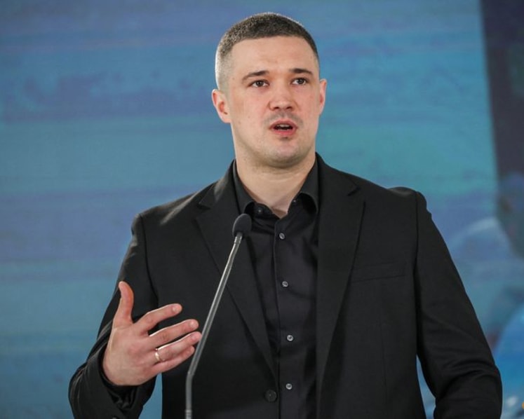 Kyiv's ex-defence chief makes risky bet by venturing into electoral grounds