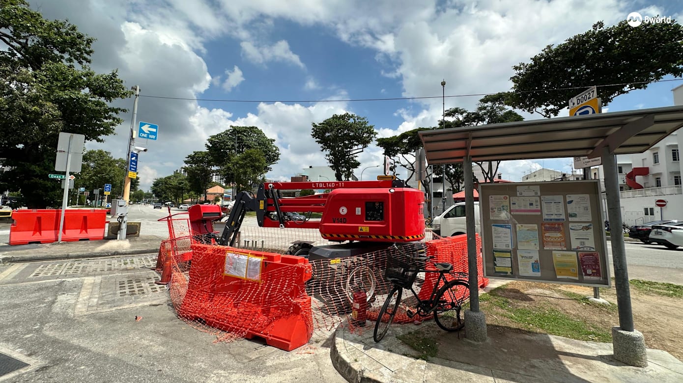 地处奥南路（Onan Road）的德明熟食中心外摆放重型工程器具，占据了三个停车位。（图：梁居磊）