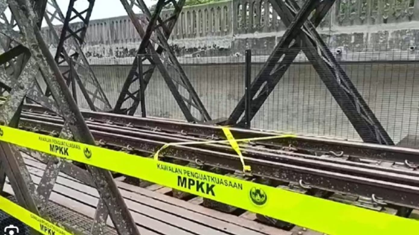 三岁童牵父过桥踩中破洞坠亡 马国警方展开调查