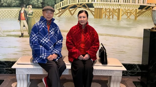 庆祝结婚16周年，汪明荃、罗家英公开放闪好甜蜜！