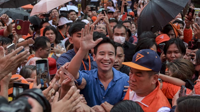 Ratusan penyokong Pita Limjaroenrat hadir jelang undian bagi PM Thailand