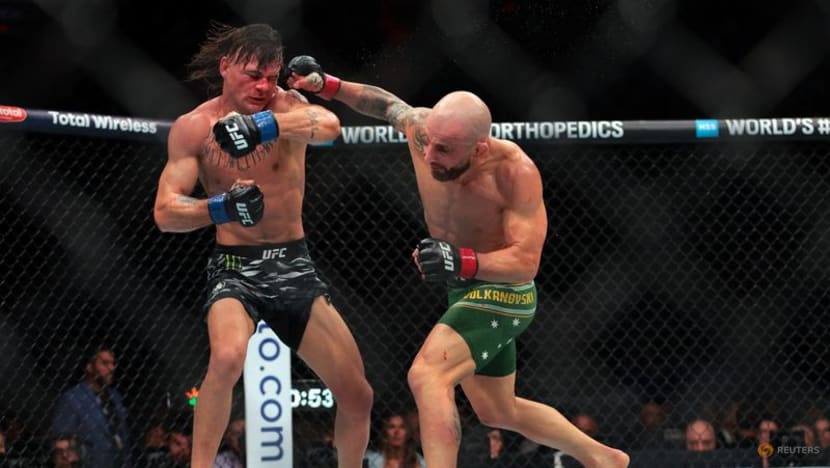 Volkanovski reclaims featherweight title with win over Lopes