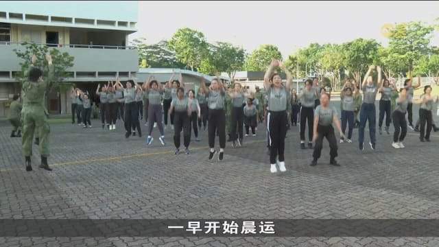 有机会坐装甲车睡帐篷 女子军训体验营拉开帷幕