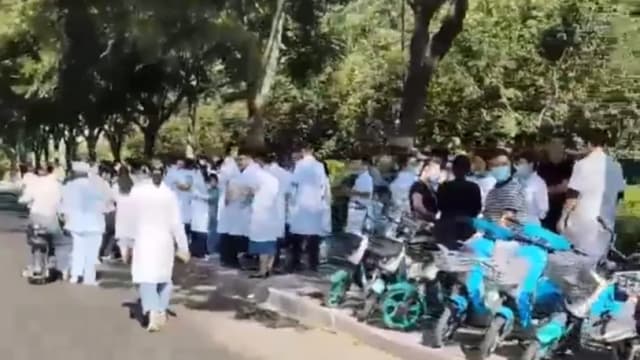 中国河南一医院疑似拖欠工资 职员在公共场合集体讨薪