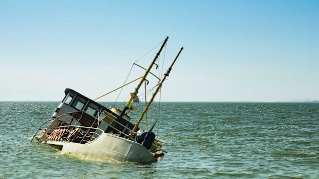 我国注册货船沉没 中国海警将17名获救海员移交菲方