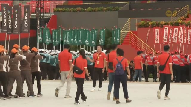 国庆庆典21响礼炮致敬总统 滨海湾呈现最长水上游行