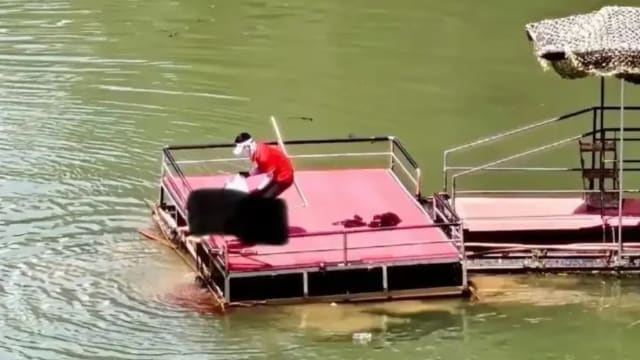 中国女子高空弹跳疑绳断 撞栏坠水中血溅现场