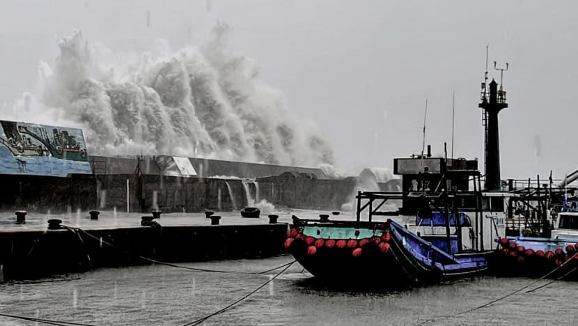 Taiwan shuts down as strong Typhoon Kong-rey hits, one dead Taiwan shuts down as strong Typhoon Kong-rey hits, one dead