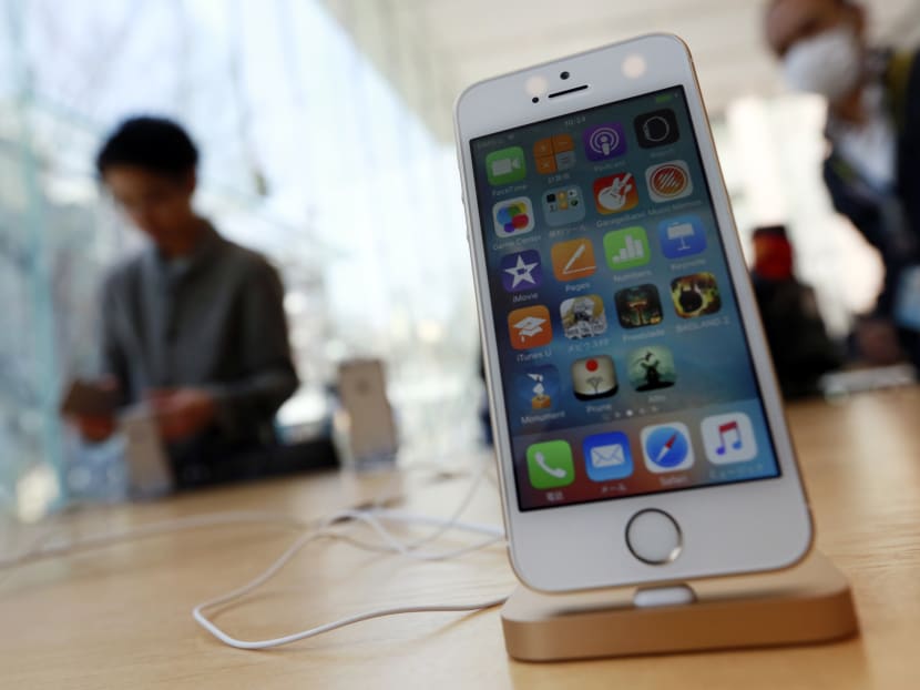 The new Apple iPhone SE is displayed at an Apple shop in Tokyo on March 31, 2016.  Photo: AP