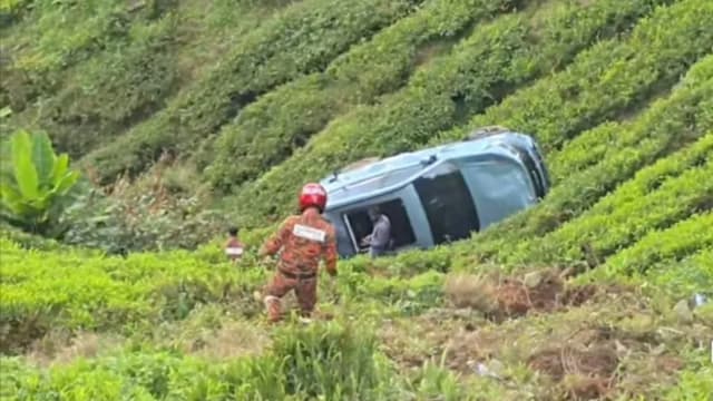 马国金马仑惊险车祸 休旅车失控坠200尺深谷