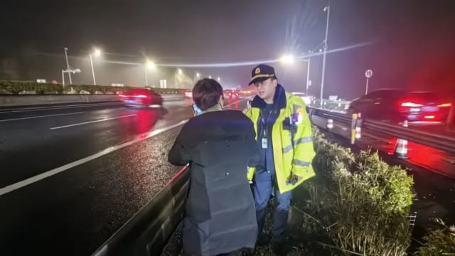 中国糊涂女婿返乡途中 竟把丈母娘遗留在高速公路上