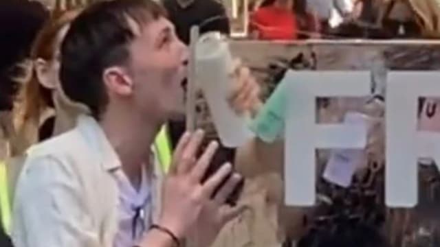 澳男舔冰雕降温 舌头竟被牢牢黏住