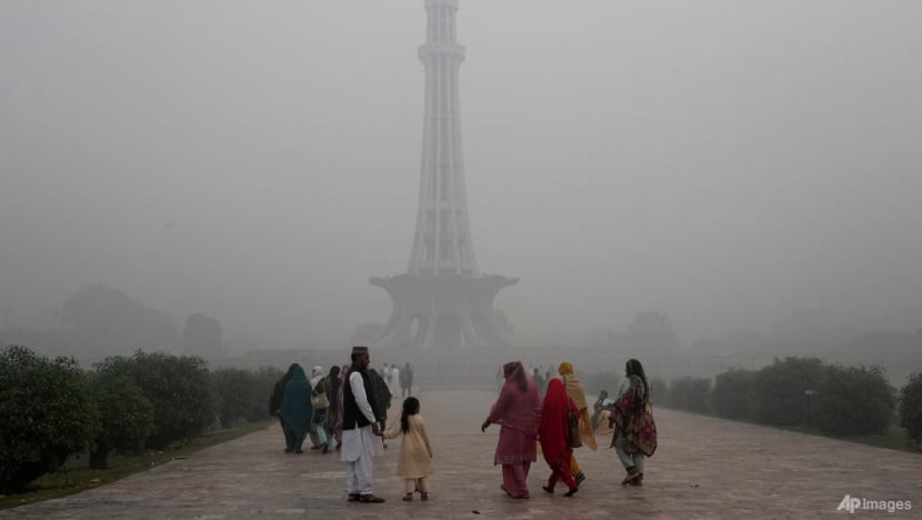 Lahore air pollution hits historic high, forcing school closures Lahore air pollution hits historic high, forcing school closures