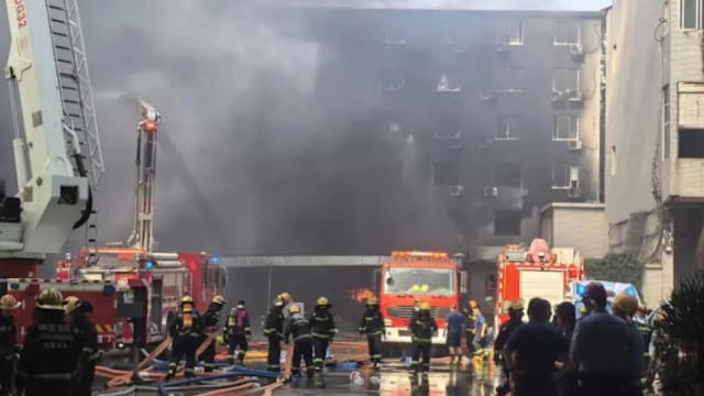 福建晋江鞋厂大火 目击者：楼顶蓄水池捞出多具遗体
