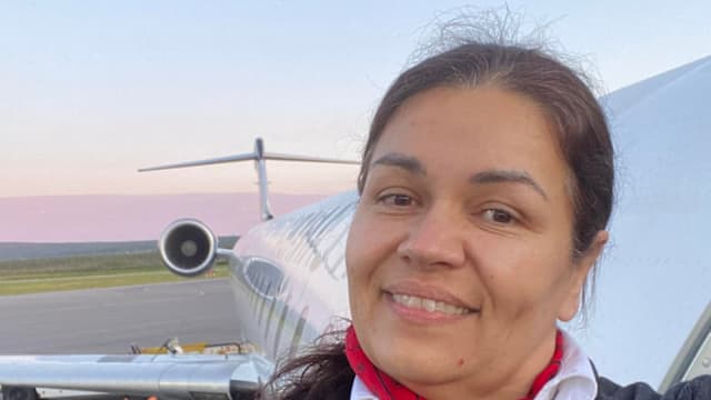 加航客机撞消防车酿两死多伤 空乘被甩出奇迹生还