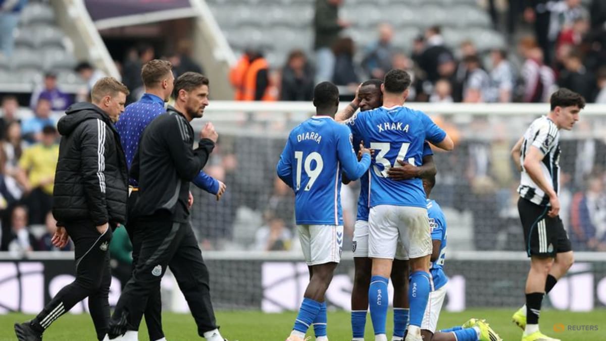 Newcastle CEO gives Howe tepid support after painful losses