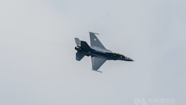 台湾一架F-16V战机失事 飞行官失联逾24小时
