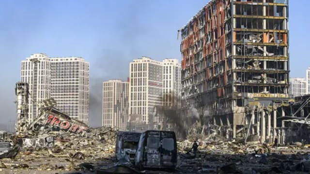 乌克兰指俄罗斯发射导弹击中一栋建筑 至少十人丧命
