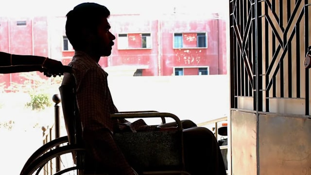 为医学院残障人士名额 印度青年自断一脚