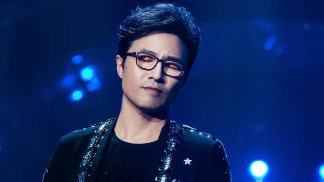 与章子怡离婚1年多，汪峰与小19岁新欢看演唱会被拍！