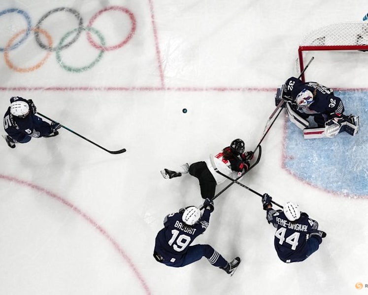 Ice hockey-Switzerland overcome Czechs in thrilling shootout, Japan score late to beat France