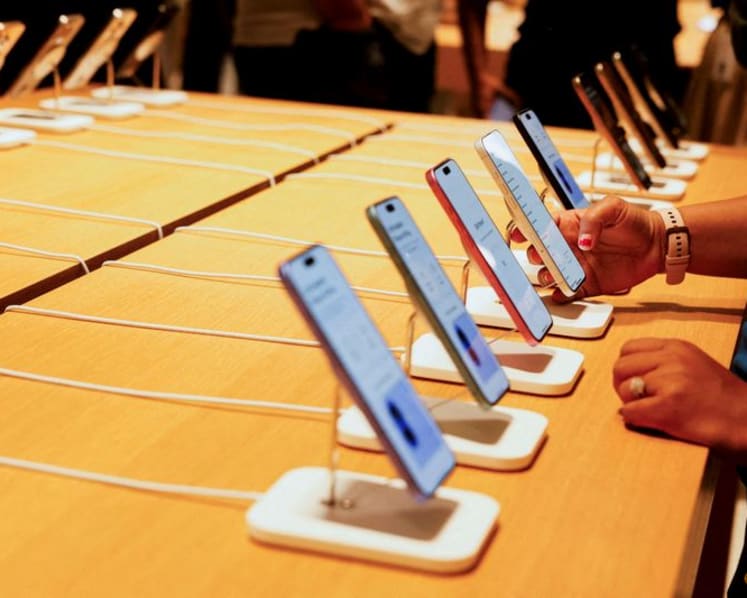 India removes import duty on some electronics, smartphone parts