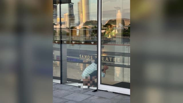 男子在金沙商场内排便！警方和金沙正在调查