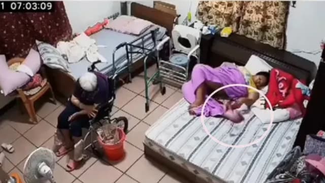 台湾阿嫲坐轮椅在旁 外籍看护躺床产子